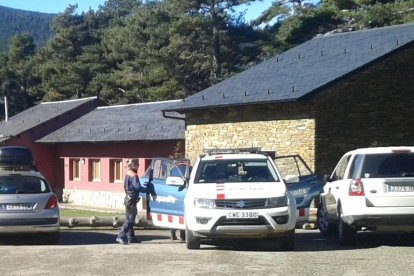 Una patrulla dels Mossos, a la zona del refugi dies després que es produís l’atropellament.