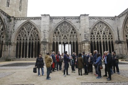 Visitantes en el claustro en la última edición del Dia de la Seu Vella, con puertas abiertas al monumento.