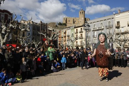 La plaça del Mercadal es va omplir per presenciar el ball de l’harpia.