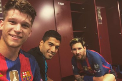 Marc Cardona es va fer una foto amb Luis Suárez i Messi al vestidor després del partit amb el Borussia.