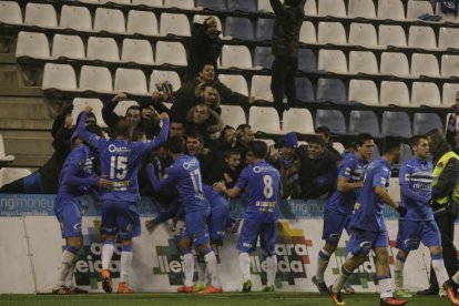 Jugadors del Lleida celebren amb aficionats la victòria de divendres passat sobre el Llagostera.