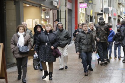 Moltes botigues de l’Eix Comercial de Lleida van obrir ahir.