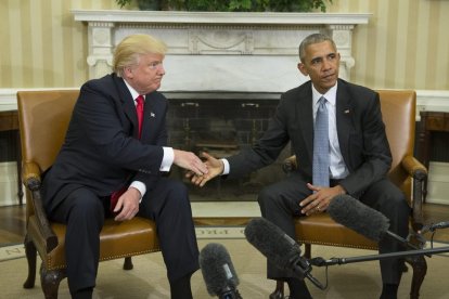 El president dels EUA, Barack Obama, dóna la mà al president electe, Donald Trump, al final de la seua trobada.