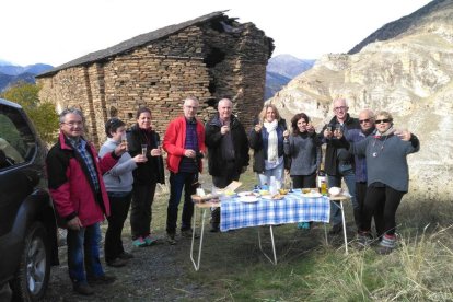 Representants d’Incasòl, ajuntament i bisbat, a l’ermita.