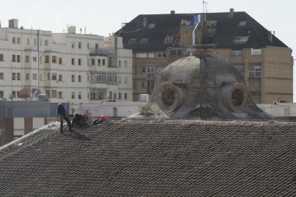 Operaris revisant ahir el sistema per foragitar les cigonyes a la coberta de la Catedral Nova.