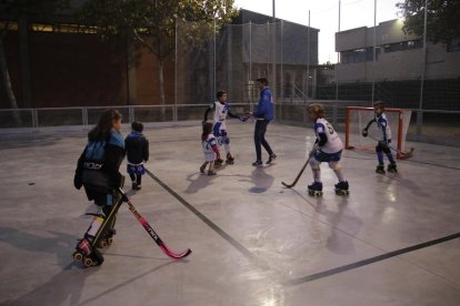 Los jugadores de la cantera del ICG Lleida pudieron entrenar ayer en la nueva pista exterior.