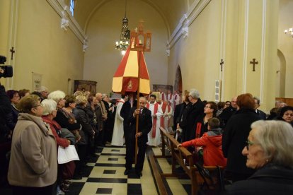 Missa solemne al Sant Crist (esquerra) i actuació de l’orquestra Costa Brava, ahir a la tarda al pavelló Inpacsa (dreta).