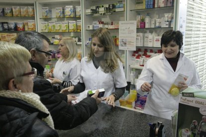 Venda de medicaments en una farmàcia.