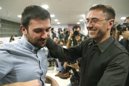 Monedero ayer felicitando a Espinar tras ganar las primarias.