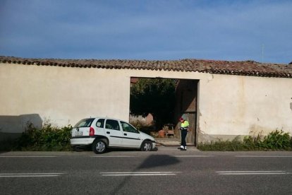 El coche que se empotró ayer contra la entrada de una casa. 