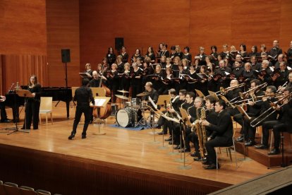 Un momento del concierto de la Big Band de Lleida y el Cor Maristes Montserrat, ayer en el Auditori. 