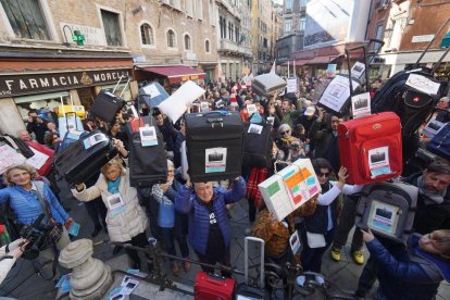 Els manifestants portaven maletes a les mans.