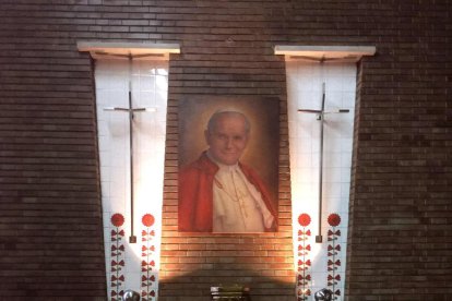 L’altar i el reliquiari del papa canonitzat a Mequinensa.