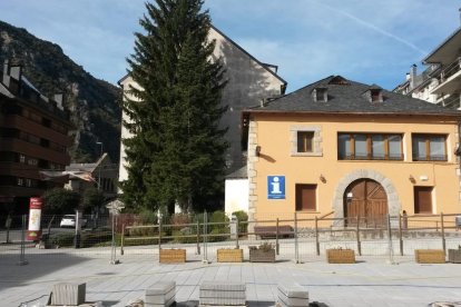 La plaça de la Confraria, acabada d’urbanitzar.