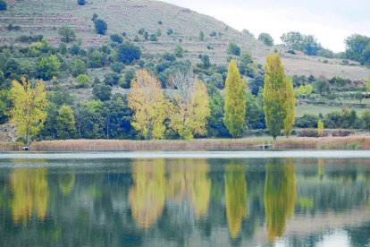 El lago de Montcortés suministra a los vecinos.