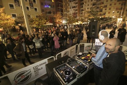 Un moment de l’actuació de Guille Milkyway, al costat del fotògraf Rafa Ariño, ahir a Ricard Viñes.