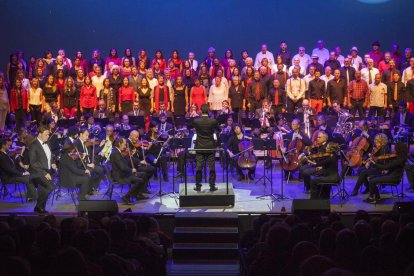 L’escenari del Gran Teatre de la Passió de Cervera es va omplir amb els participants del concert.