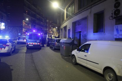 El despliegue policial de ayer por la noche para el desalojo del edificio okupado en Corts Catalanes.