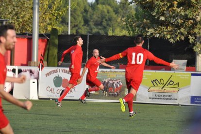 Vendrell, que va marcar, celebra amb els seus companys el que seria el gol de la victòria.