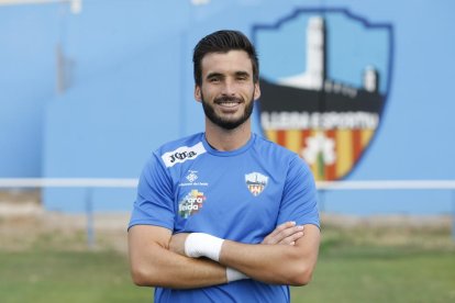 Casares, autor del gol del Lleida, pugna amb dos jugadors del Gavà durant el partit d’ahir.