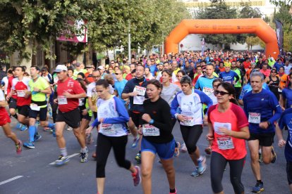 La sortida de la prova llarga va ser multitudinària, amb la participació de centenars de corredors.