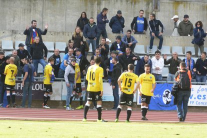 Els jugadors del Lleida van anar a saludar els aficionats blaus