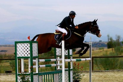 Albert Hermoso, junto a Nereo, durante la prueba de saltos de la Copa del Rey de Navazuelos.