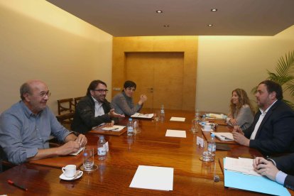 Gallego y Ros ayer en la reunión sobre los presupuestos con Junqueras.