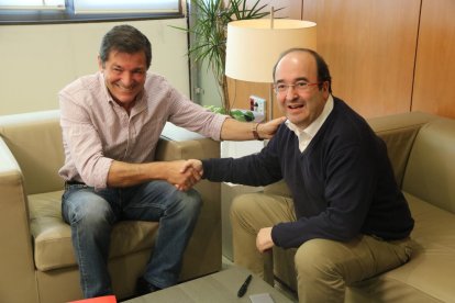 Fernández e Iceta se dan la mano antes de la reunión de ayer en la sede del partido en Ferraz.