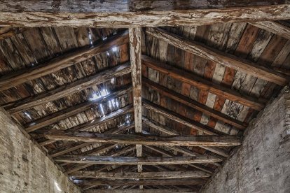 L’interior de l’ermita, greument deteriorat.