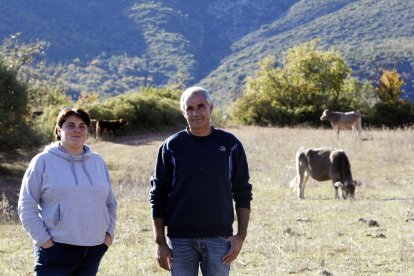 Un ganadero de Alberola y la alcaldesa de Os de Balaguer, Estefanía Rufach, ayer en una finca de Tragó de Noguera. 