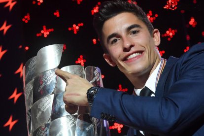 Marc, con el trofeo de campeón que recogió en la gala.