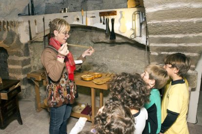 Varios escolares ayer escuchando atentos explicaciones en la exposición ‘Ànima 2’. 