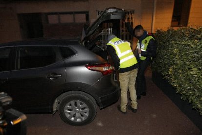 Mossos dipositant documentació en un vehicle a la sortida de l'ajuntament d'Almacelles.