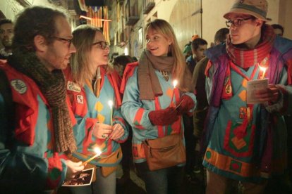 Ivana Miño i els viatgers del programa, al carnaval de Solsona.