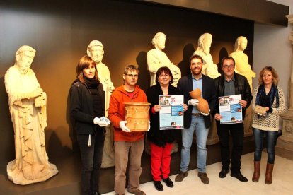 La alcaldesa, el concejal de Cultura y responsables del museo, ayer en la presentación de los actos.