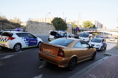 Cuatro patrullas del Urbana y uno de los coches implicados.