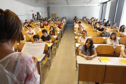 Alumnes examinant-se de la Selectivitat a Lleida