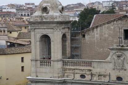 Operaris de l’empresa Cigüeña Stop, revisant les cúpules de la façana principal de la Catedral.