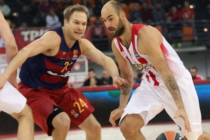 Oleson intenta frenar l’avanç del grec Spanoulis.