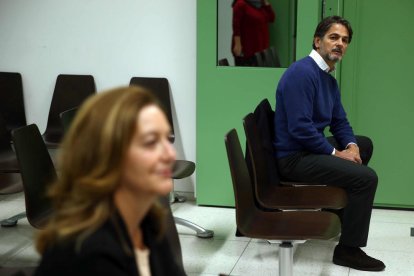 Oriol Pujol, al fons, observa la declaració de Carina Mejías.