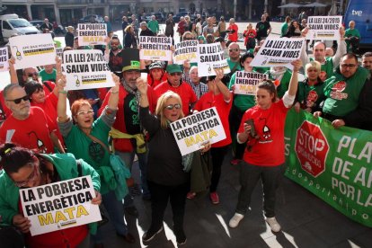 Moment de la protesta de la PAH i l’aliança Contra la Pobresa Energètica ahir a Reus.