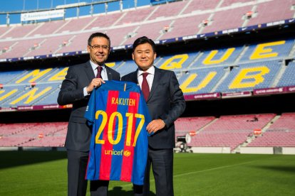 Josep Maria Bartomeu i el president de Rakuten, Hiroshi Mikitani, ahir durant la presentació de l’acord al Camp Nou.