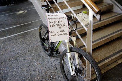 Una bicicleta aparcada ahir a l’interior del Rectorat.