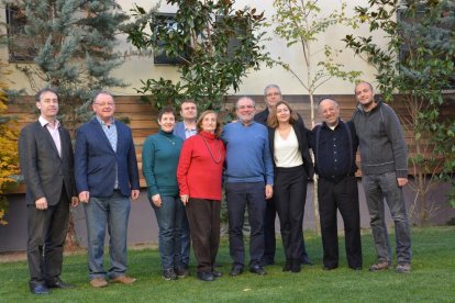 El presidente de la diputación de Lleida, Joan Reñé, ayer en Sort con los protagonistas del documental. 