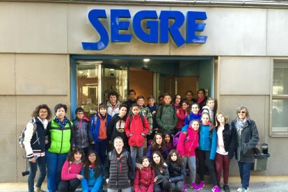 Els alumnes davant de l'entrada de SEGRE