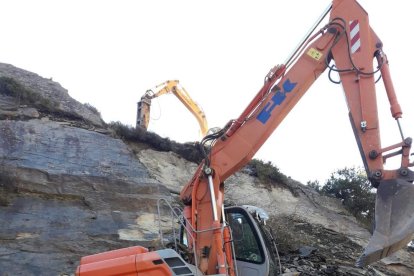 Los operarios han comenzado a retirar las rocas de la ladera. 