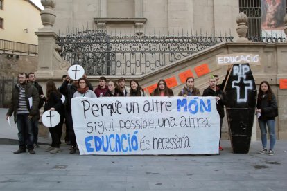 La escenificación del entierro de la educación pública se produjo en el Eix Comercial.