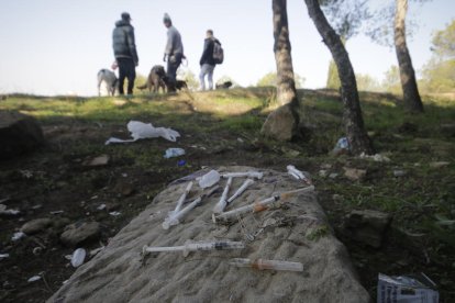 Las jeringuillas que aparecieron ayer en el parque de Santa Cecília