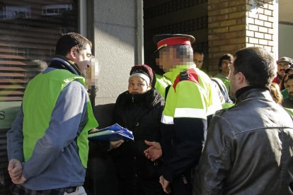 Sandra, en el centro, y miembros de la PAH negociando un aplazamiento del desahucio, ayer. 